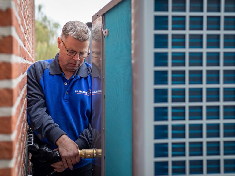 bastiaan-installatie-werken bij_ warmtepomp